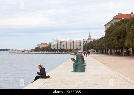 Zadar, Kroatien - 14. April 2019: Die Küste von König Peter Kresimir IV (kroatisch: Obala kralja Petra Krešimira IV) ist eine Promenade in der Altstadt von Alongsi Stockfoto