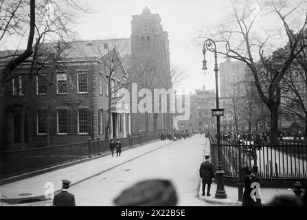 Stuyvesant Square - St. George ist zur Zeit der Morgan Beerdigung, 1913. Zeigt die Beerdigung des Finanziers John Pierpont Morgan (1837–1913), die am 14. April 1913 in New York City stattfand. Stockfoto