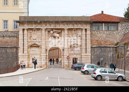 Zadar, Kroatien - 14. April 2019: Das „Kopnena vrata“ (Landtor) mit dem Löwen von St. Markus, einem Symbol der Republik Venedig, darüber Stockfoto