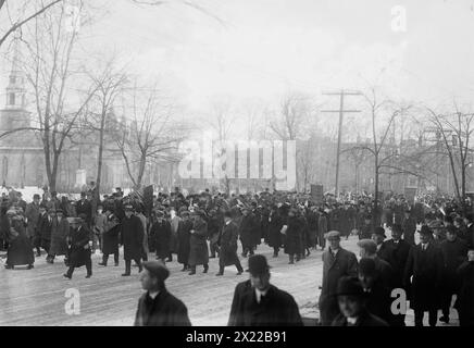 Wanderung nach Wash'n, 1913. Zeigt Wanderer, die an der Wanderung von New York City nach Washington, D.C. teilnahmen, die am 3. März 1913 an der Parade der National American Woman Suffrage Association teilnahmen. Stockfoto