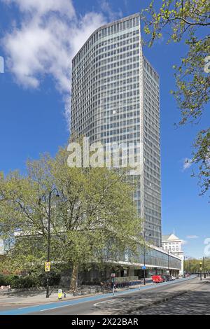 Millbank Tower, der berühmte 119 m hohe Büroturm am Nordufer der Themse, London. Erbaut 1963 als Vickers House. Stockfoto