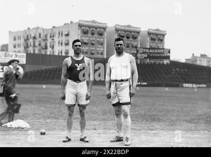 C.C. Childs, Simon Gillis, zwischen 1910 und 1915. Gezeigt werden C.C. Childs (1884–1960), US-amerikanischer Athlet und Bronzemedaillengewinner im Hammerwurf bei den Olympischen Spielen 1912 und Simon Peter Gillis (1880–1964), ein US-amerikanischer Athlet, der 1912 im Hammerwurf teilnahm, im Hilltop Park in New York City. Stockfoto