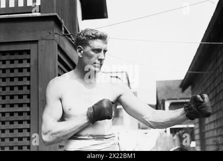 Bombardier Wells, 1912. Zeigt Bombardier Billy (William Thomas) Wells, englischer Boxer, der sich in Rye, New York, auf den Kampf mit Al Panzer vorbereitet. Stockfoto