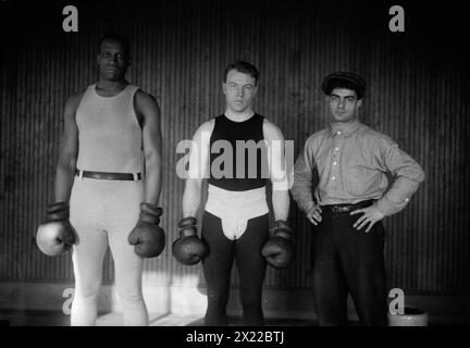 Bob Armstrong, Eddie McGoorty, Ed McMahon, 1912. Zeigt die Boxer Bob Armstrong (alias Bob Johnson) (1873–1933), Edwin Van DuSart (alias Eddie McGoorty) (1889–1929) und Ed McMahon. Stockfoto