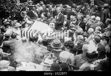 Marshall nimmt die Nominierung 1912 an. Thomas Riley Marshall (1854–1925), Gouverneur von Indiana, hält am 20. August 1912 seine Dankesrede für Woodrow Wilsons Laufkollege in Indianapolis, Indiana. Stockfoto