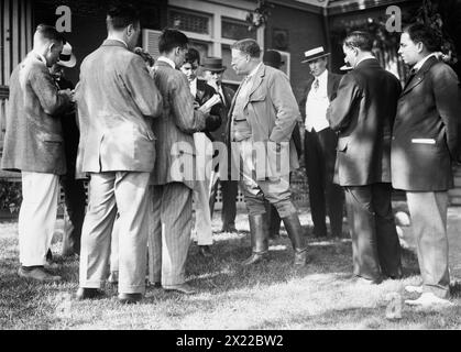 Roosevelt &amp; Reporter, Sagamore Hill, 1912. Zeigt Präsident Theodore Roosevelt mit Reportern in seinem Haus, Sagamore Hill, Cove Neck, Long Island, New York. Stockfoto