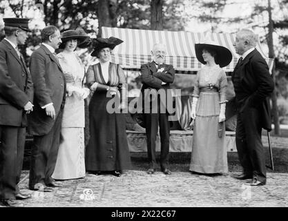 Mrs. B. Cochran [d. h. Cockran], Mrs. Oscar Straus, Oscar Straus, Mrs. T. Roosevelt Jr., B. Cochran [d. h. Cockran], 1912. Zeigt Lucien Laurent Bonheur (* 1864) (ganz links), Oscar Straus (1850–1926), Kandidat der Bull Moose Party für den Gouverneur von New York 1912 und Eleanor B. Roosevelt. Die Veranstaltung fand im Landhaus des Politikers William Bourke Cockran (1854–1923) in Port Washington, Long Island, New York State statt. Stockfoto