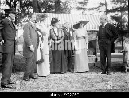 L.L. Bonheur; Mrs. Cochran [d. h. Cockran]; O. Straus &amp; Ehefrau; Mrs. T. Roosevelt Jr.; B. Cochran [d. h. Cockran], 1912. Lucien Laurent Bonheur (* 1864) und Oscar Straus (1850–1926), Kandidat der Bull Moose Party für das Amt des Gouverneurs von New York im Jahr 1912; zusammen mit Eleanor B. Roosevelt im Landhaus des Politikers William Bourke Cockran (1854–1923) in Port Washington, Long Island, New York State. Stockfoto