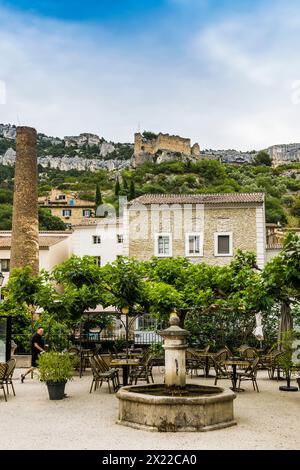 Mittelalterliches Dorf in den Bergen, Fontaine-de-Vaucluse, Departement Vaucluse, Provence-Alpes-Côte d&#39;Azur, Frankreich Stockfoto