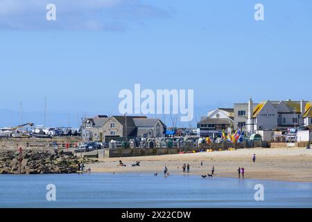 Lyme Regis, Dorset, Großbritannien. April 2024. Wetter in Großbritannien: Klarer blauer Himmel und heller Sonnenschein im Badeort Lyme regis. Besucher und Einheimische freuen sich auf ein warmes und sonniges Wochenende, wenn nach wochenlangem Wind und Regen der Druck endlich einsetzt. Quelle: Celia McMahon/Alamy Live News Stockfoto