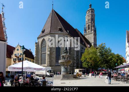 Nördlinger Zentrum, mit Kirche, Daniel-Turm und Marktbrunnen, romantische Straße, Bayern, Deutschland Stockfoto