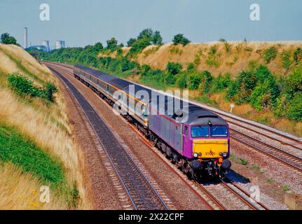 Eine Diesellokomotive der Baureihe 57 mit der Nummer 57601 in violetter Porterbrook-Lackierung, die am 1. August 2001 in South Moreton einen ersten Great Western-Dienst absolvierte. Stockfoto