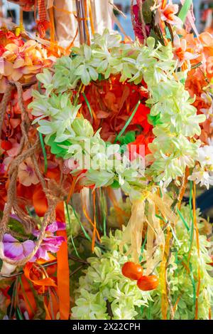 Wunderschöne Blumenkronen auf dem traditionellen Orangenblütenfest in der Stadt Adana im Land der Türkei, Nahaufnahme, Details Stockfoto