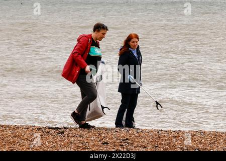 Brighton Beach, Stadt Brighton & Hove, East Sussex, Großbritannien. Im Rahmen des World Earth Day haben Freiwillige von Legal & General einen Strand sauber gemacht, ihre Zeit damit verbracht, Brighton Beach zu reinigen und ihre Taschen mit Müll zu füllen, der von Strandbesuchern zurückgelassen und mit der Flut mitgebracht wurde. Sie füllen durchschnittlich 12 Taschen auf jeder Reinigung, die sie versuchen, einmal pro Woche, je nach Wetter und Gezeiten. Dies geschieht in Verbindung mit der Kampagne Million Mile Clean by Surfers Against Abwasser. April 2024. David Smith/Alamy Live News Stockfoto