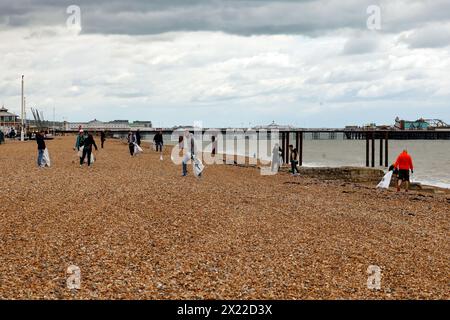 Brighton Beach, Stadt Brighton & Hove, East Sussex, Großbritannien. Im Rahmen des World Earth Day haben Freiwillige von Legal & General einen Strand sauber gemacht, ihre Zeit damit verbracht, Brighton Beach zu reinigen und ihre Taschen mit Müll zu füllen, der von Strandbesuchern zurückgelassen und mit der Flut mitgebracht wurde. Sie füllen durchschnittlich 12 Taschen auf jeder Reinigung, die sie versuchen, einmal pro Woche, je nach Wetter und Gezeiten. Dies geschieht in Verbindung mit der Kampagne Million Mile Clean by Surfers Against Abwasser. April 2024. David Smith/Alamy Live News Stockfoto