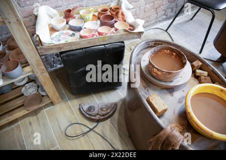 Blick aus einem hohen Winkel auf die Keramikgegenstände Stockfoto