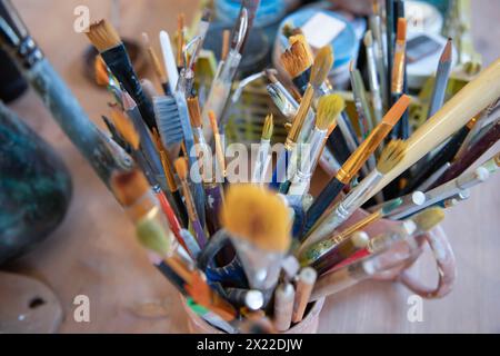 Hochwinkelansicht der Kunst- und Bastelwerkzeuge aus nächster Nähe. Artwork Kunst Farben Design harte Arbeit Konzept. Stockfoto