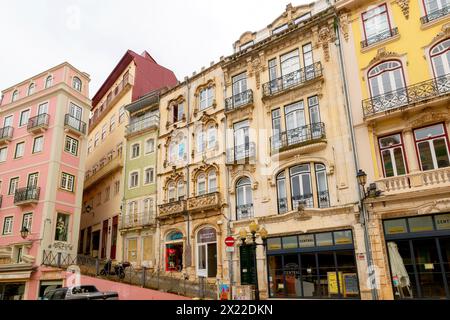 Straßen von Coimbra. Jugendstilhäuser im Stadtzentrum. Portugal. Stockfoto