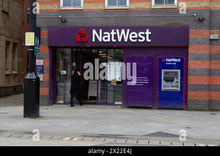 Slough, Berkshire, Großbritannien. April 2024. Die Niederlassung der NatWest Bank in der Slough High Street in Berkshire wird am 12. September 2024 geschlossen. NatWest hat vor kurzem die Schließung einer Reihe von Banken in ganz Großbritannien angekündigt. In vielen Banken ist die Zahl geringer, da immer mehr Menschen Online-Banking nutzen. Quelle: Maureen McLean/Alamy Live News Stockfoto