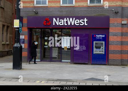 Slough, Berkshire, Großbritannien. April 2024. Die Niederlassung der NatWest Bank in der Slough High Street in Berkshire wird am 12. September 2024 geschlossen. NatWest hat vor kurzem die Schließung einer Reihe von Banken in ganz Großbritannien angekündigt. In vielen Banken ist die Zahl geringer, da immer mehr Menschen Online-Banking nutzen. Quelle: Maureen McLean/Alamy Live News Stockfoto