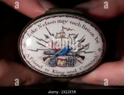 Bonhams, Knightsbridge, London, Großbritannien. April 2024. Nelson Für Immer! Ein Marinestück in Keramik und Glas, Verkauf am 23. April. Zu den Höhepunkten zählen: Eine Emailbox aus South Staffordshire, Anfang des 19. Jahrhunderts, geschätzte £ 300-400. Quelle: Malcolm Park/Alamy Live News Stockfoto