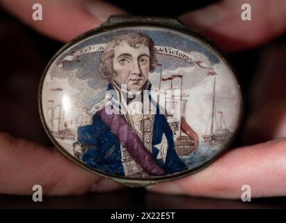 Bonhams, Knightsbridge, London, Großbritannien. April 2024. Nelson Für Immer! Ein Marinestück in Keramik und Glas, Verkauf am 23. April. Zu den Höhepunkten zählen: Eine Emailbox aus South Staffordshire, Anfang des 19. Jahrhunderts, geschätzte £ 300-500. Quelle: Malcolm Park/Alamy Live News Stockfoto