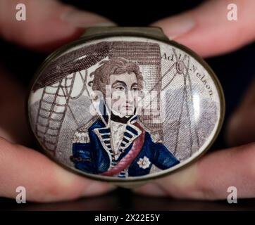 Bonhams, Knightsbridge, London, Großbritannien. April 2024. Nelson Für Immer! Ein Marinestück in Keramik und Glas, Verkauf am 23. April. Zu den Höhepunkten zählen: Eine Emailbox aus South Staffordshire, Anfang des 19. Jahrhunderts, geschätzte £ 450-550. Quelle: Malcolm Park/Alamy Live News Stockfoto