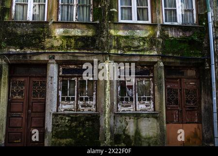 Fassade eines alten verlassenen Gebäudes in baufälligem Zustand in der Altstadt von Braga, Portugal Stockfoto