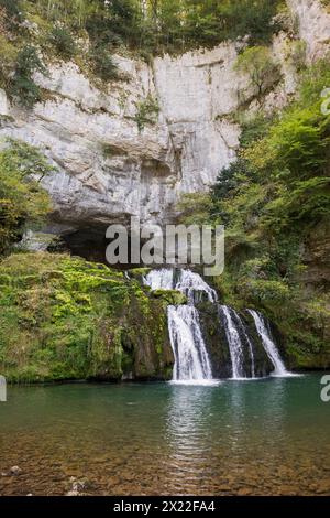 Quelle und Wasserfall, Source du Lison, Source of the Lison, Nans-sous-Sainte-Anne, Département Doubs, Bourgogne-Franche-Comté, Jura, Frankreich Stockfoto