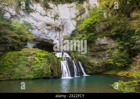 Quelle und Wasserfall, Source du Lison, Source of the Lison, Nans-sous-Sainte-Anne, Département Doubs, Bourgogne-Franche-Comté, Jura, Frankreich Stockfoto