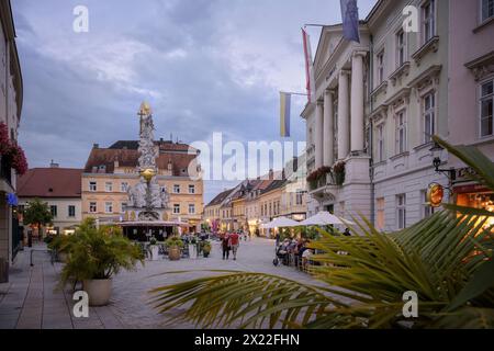 UNESCO-Weltkulturerbe „die wichtigen Kurstädte Europas“, zentraler Marktplatz mit Rathaus und Dreifaltigkeitssäule, Baden bei Wien, L Stockfoto