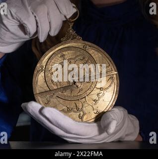 Bonhams, Knightsbridge, London, Großbritannien. April 2024. Höhepunkt des Verkaufs wichtiger Instrumente für Wissenschaft und Technologie, der am 24. April stattfindet, ist der wichtige Regiomontanus/Kardinal Bessarion Astrolabe, datiert 1462, geschätzte £ 250.000-350.000. Quelle: Malcolm Park/Alamy Live News Stockfoto