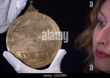 Bonhams, Knightsbridge, London, Großbritannien. April 2024. Höhepunkt des Verkaufs wichtiger Instrumente für Wissenschaft und Technologie, der am 24. April stattfindet, ist der wichtige Regiomontanus/Kardinal Bessarion Astrolabe, datiert 1462, geschätzte £ 250.000-350.000. Quelle: Malcolm Park/Alamy Live News Stockfoto