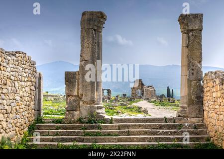 Volubilis, Marokko - 20. März 2024: Touristische Attraktion und römische archäologische Stätte in der Nähe von Meknes. Volubilis, Marokko, ist ein UNESCO-Weltkulturerbe Stockfoto