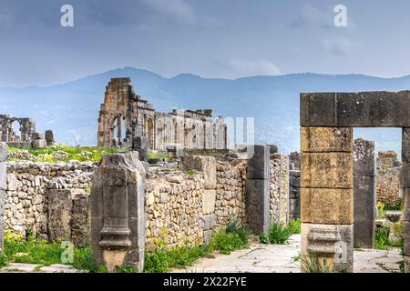 Volubilis, Marokko - 20. März 2024: Touristische Attraktion und römische archäologische Stätte in der Nähe von Meknes. Volubilis, Marokko, ist ein UNESCO-Weltkulturerbe Stockfoto