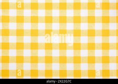 Gingham-Muster in Gelb und weiß, geschlossene Textur von Gelb und weiß als Hintergrund. Picknick-Tischdecke. Stockfoto