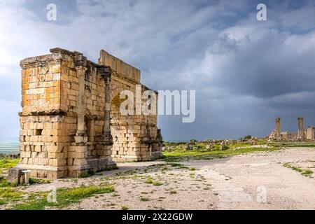 Volubilis, Marokko - 20. März 2024: Touristische Attraktion und römische archäologische Stätte in der Nähe von Meknes. Volubilis, Marokko, ist ein UNESCO-Weltkulturerbe Stockfoto