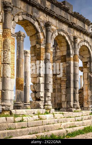 Volubilis, Marokko - 20. März 2024: Touristische Attraktion und römische archäologische Stätte in der Nähe von Meknes. Volubilis, Marokko, ist ein UNESCO-Weltkulturerbe Stockfoto