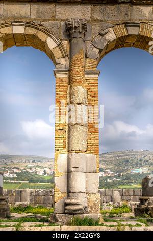 Volubilis, Marokko - 20. März 2024: Touristische Attraktion und römische archäologische Stätte in der Nähe von Meknes. Volubilis, Marokko, ist ein UNESCO-Weltkulturerbe Stockfoto