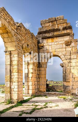 Volubilis, Marokko - 20. März 2024: Touristische Attraktion und römische archäologische Stätte in der Nähe von Meknes. Volubilis, Marokko, ist ein UNESCO-Weltkulturerbe Stockfoto