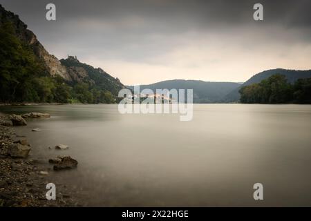 Blick über die Donau nach Dürnstein und der örtlichen Kloster- und Burgruine, UNESCO-Weltkulturerbe „Wachau Kulturlandschaft“, Niederösterreich Stockfoto