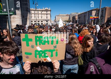 Rom, Italien. April 2024. "Mehr Rasen, weniger Priester" steht auf dem Banner. (Kreditbild: © Marco Di Gianvito/ZUMA Press Wire/Alamy Live News) NUR REDAKTIONELLE VERWENDUNG! Nicht für kommerzielle ZWECKE! Stockfoto