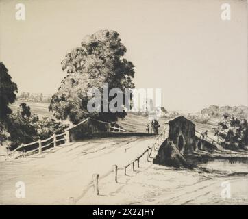 Eine Suffolk-Brücke, 1930er Im Vordergrund stehen gut ausgebaute Bäume und eine alte Brücke aus dem 18. Jahrhundert. Die erwachsene Figur, die sie überquert, trägt einen konischen Hut mit Krempe, der ihn auch deutlich „alte Welt“ aussehen lässt. Hinter ihm sehen wir eine sanft abfallende Landschaft, und in der Ferne befindet sich die örtliche Dorfkirche mit einem gotischen, zimmernden Turm. Stockfoto