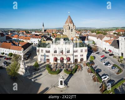 Korneuburg Hauptplatz und Rathaus im Zentrum der Stadt im Weinviertel. Im Herzen einer berühmten kleinen Stadt in Österreich. Stockfoto