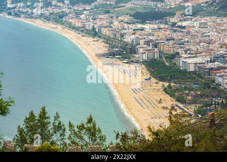 Blick auf den Kleopatra-Strand in Alanya, einem der touristischen Viertel von Antalya, vom Schloss Alanya Stockfoto