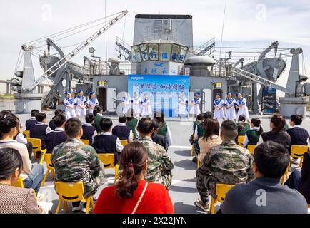 Taizhou, China. April 2024. Am 19. April 2024 spielen Schauspieler einen Tanz auf einem Kriegsschiff im Naval Ship Cultural Park in Taizhou, Provinz Jiangsu, China. (Foto: Costfoto/NurPhoto) Credit: NurPhoto SRL/Alamy Live News Stockfoto