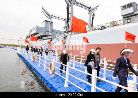 Taizhou, China. April 2024. Am 19. April 2024 besuchen Menschen den Naval Ship Cultural Park in Taizhou, Provinz Jiangsu, China. (Foto: Costfoto/NurPhoto) Credit: NurPhoto SRL/Alamy Live News Stockfoto