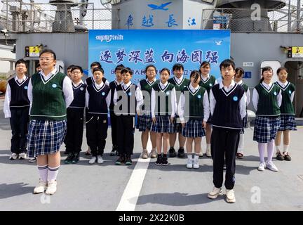 Taizhou, China. April 2024. Schüler der Mittelstufe führen am 19. April 2024 im Naval Ship Cultural Park in Taizhou, Provinz Jiangsu, China, ein Gedicht auf einem Kriegsschiff vor. (Foto: Costfoto/NurPhoto) Credit: NurPhoto SRL/Alamy Live News Stockfoto