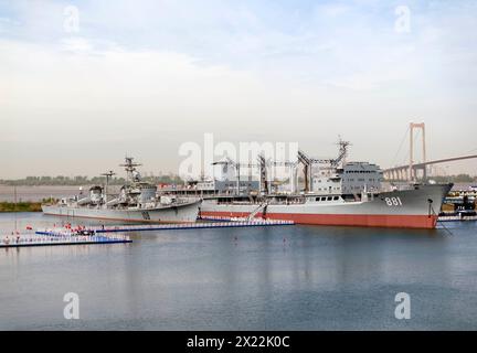 Taizhou, China. April 2024. Am 19. April 2024 besuchen Menschen den Naval Ship Cultural Park in Taizhou, Provinz Jiangsu, China. (Foto: Costfoto/NurPhoto) Credit: NurPhoto SRL/Alamy Live News Stockfoto