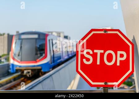 U-Bahn Bahnüberquerung Stoppschild kein Zutritt ist verboten. Stockfoto